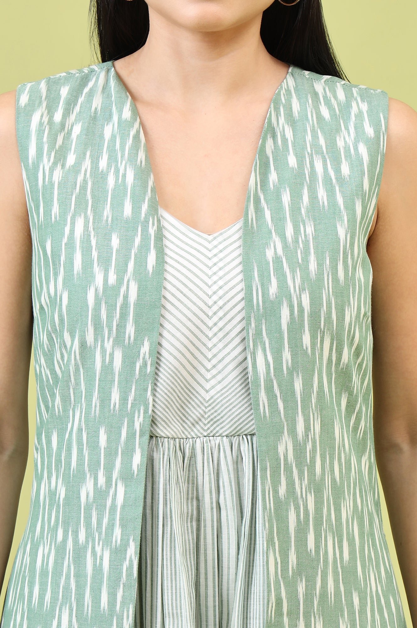 White and Green Geometric Printed Flared Spaghetti Dress and Gilet Set — image 10