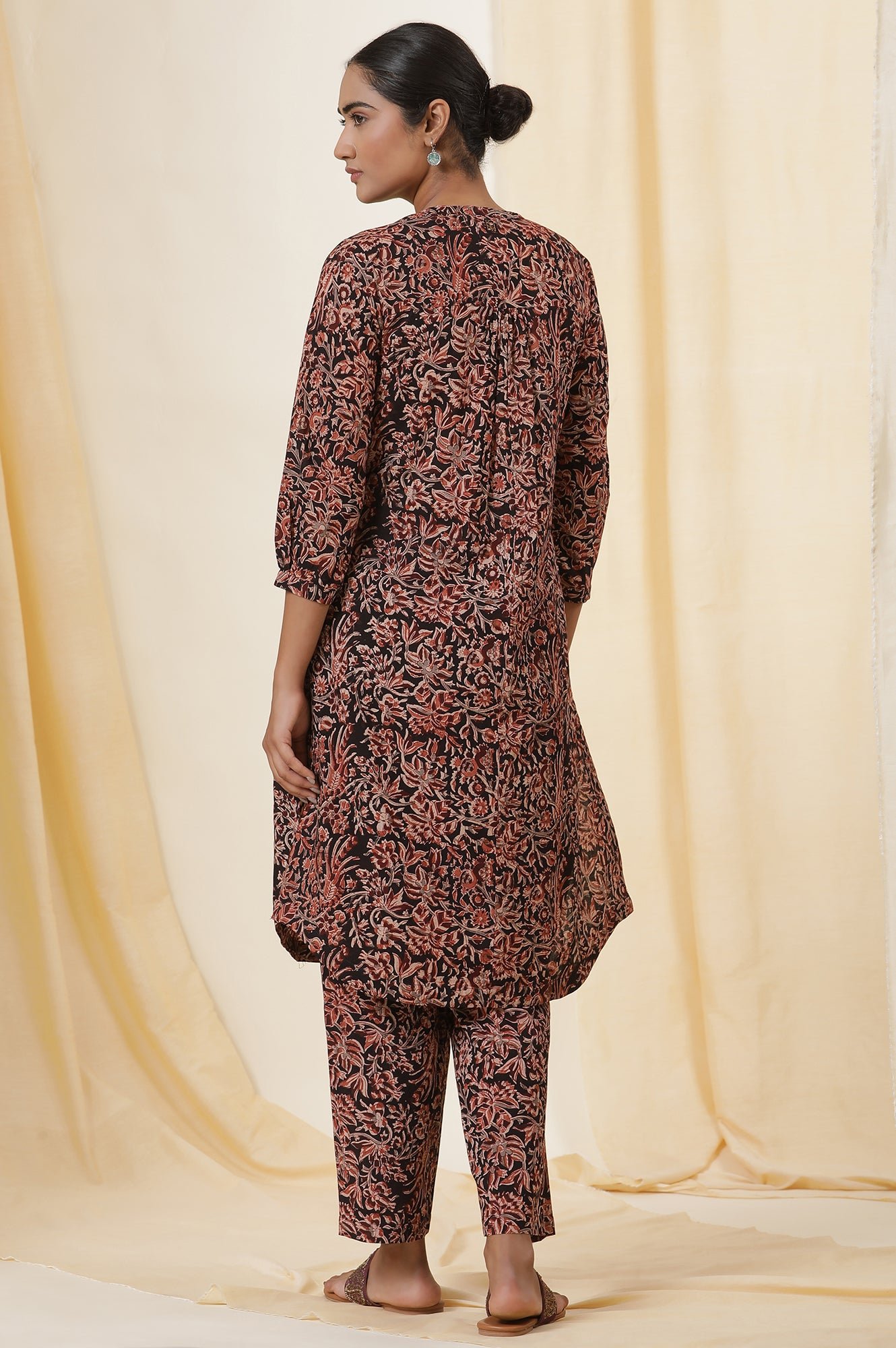 Black Kalamkari Printed Straight Cotton Voile Kurta And Straight Pants Set — image 3