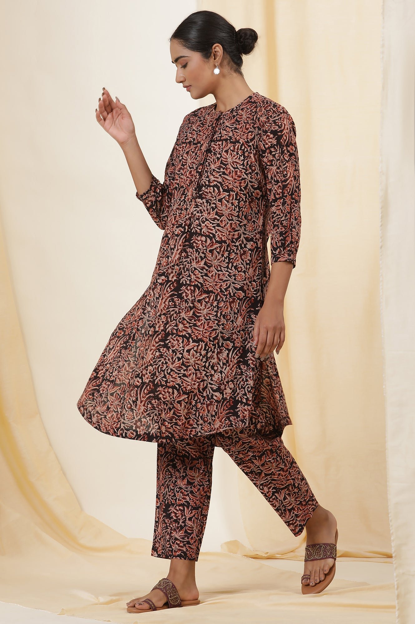 Black Kalamkari Printed Straight Cotton Voile Kurta And Straight Pants Set — image 4
